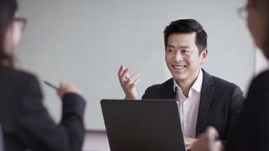 Man-with-laptop-in-meeting